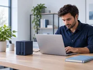 Equipamento de backup conectado a um notebook de trabalho