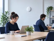 Equipe trabalhando em escritório com ponto de acesso Wi-Fi