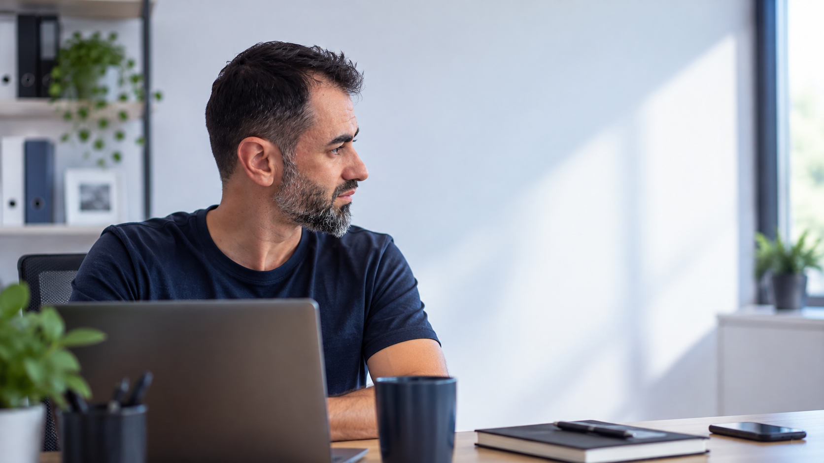 Will, da Simples Tech, em sua mesa de trabalho no escritório